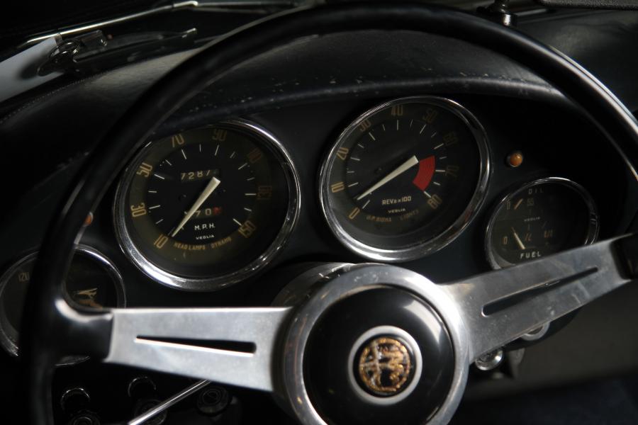 Панель приборов Alfa Romeo 2600 Spider (106) 1962 года  (фото 8 из 39)